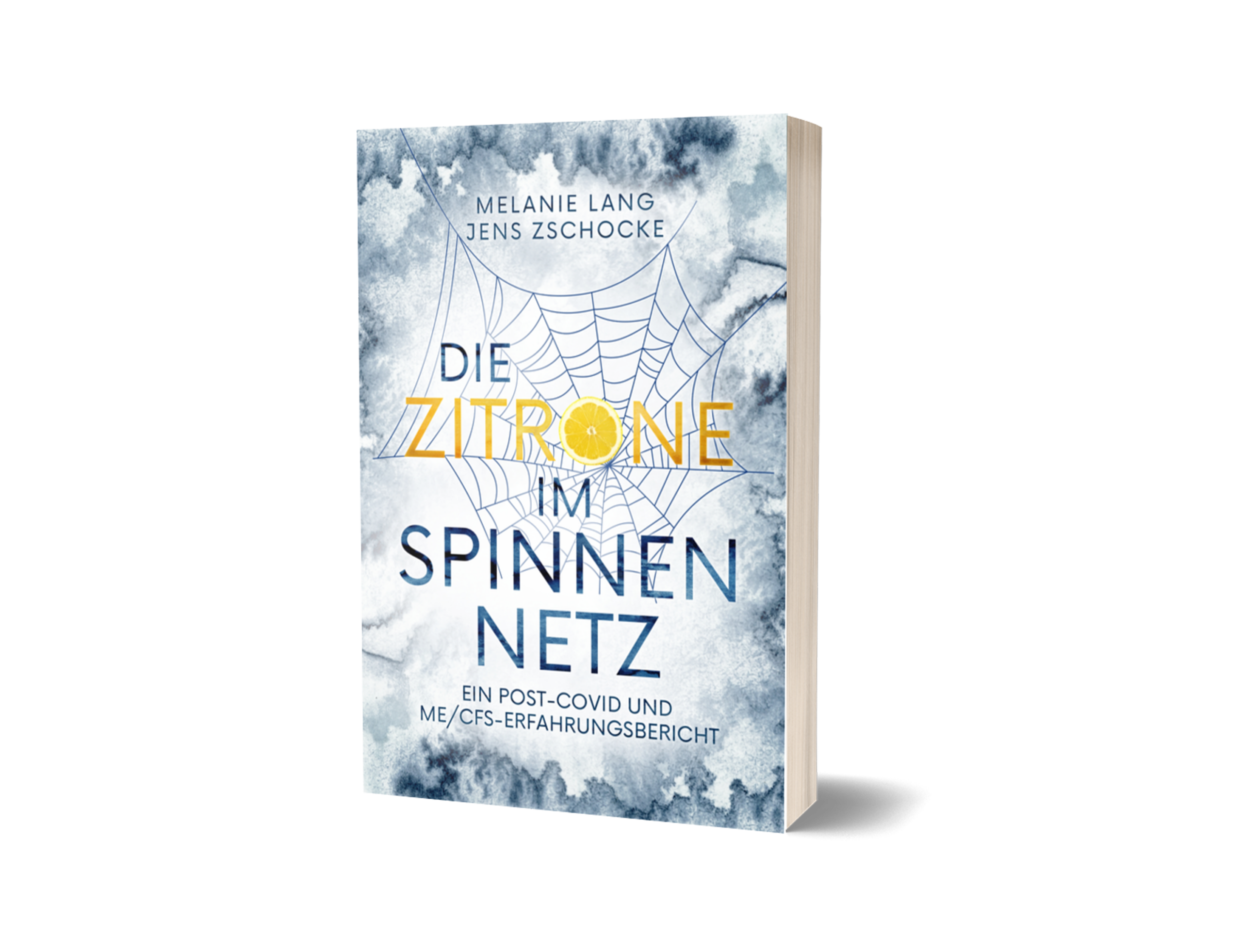 Ein Stapel Bücher auf einem hellen Holztisch.